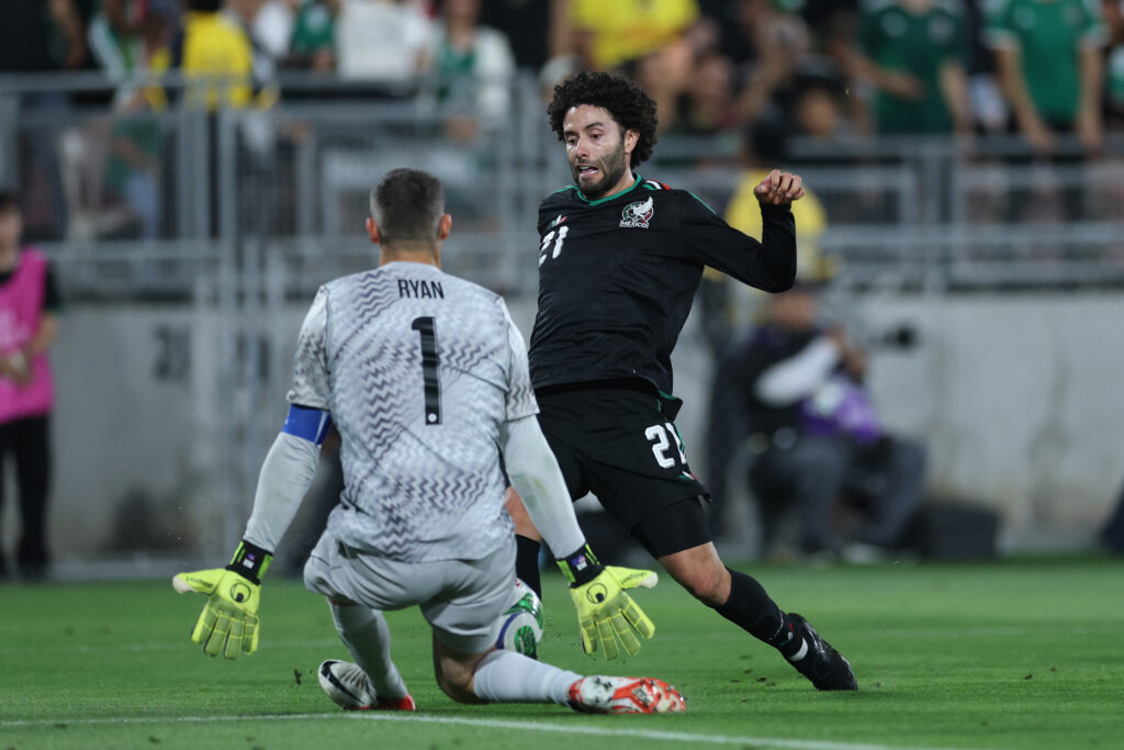 PASADENA, CALIFÓRNIA - 30 DE MAIO: Eduardo Águila, do México, disputa a bola com Mathew Ryan, da Austrália, durante o amistoso internacional entre México e Austrália no Rose Bowl Stadium, em 30 de maio de 2026, em Pasadena, Califórnia. (Foto de Harry How/Getty Images)