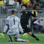 PASADENA, CALIFÓRNIA - 30 DE MAIO: Eduardo Águila, do México, disputa a bola com Mathew Ryan, da Austrália, durante o amistoso internacional entre México e Austrália no Rose Bowl Stadium, em 30 de maio de 2026, em Pasadena, Califórnia. (Foto de Harry How/Getty Images)